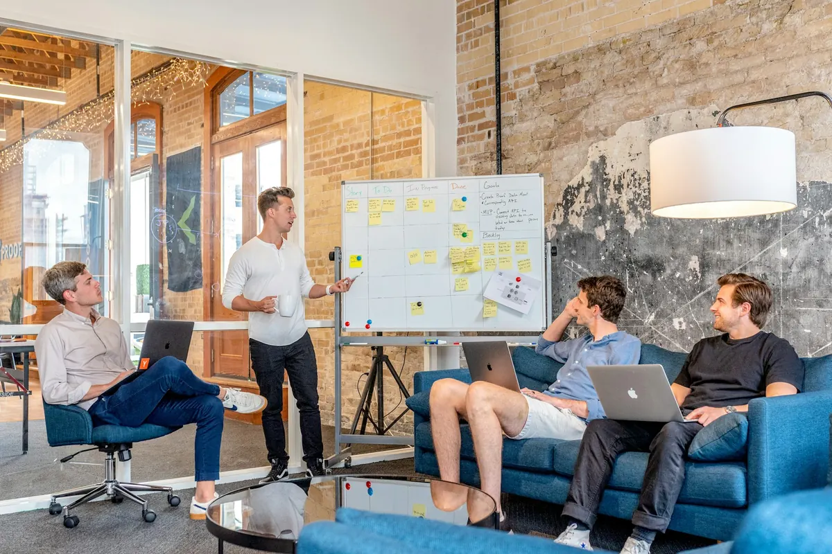 Overleg bij een whiteboard vol notities